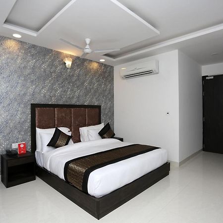 Hotel O M Suites Нью-Дели Экстерьер фото