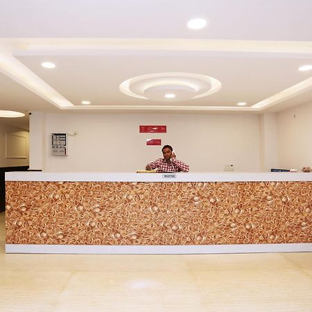 Hotel O M Suites Нью-Дели Экстерьер фото