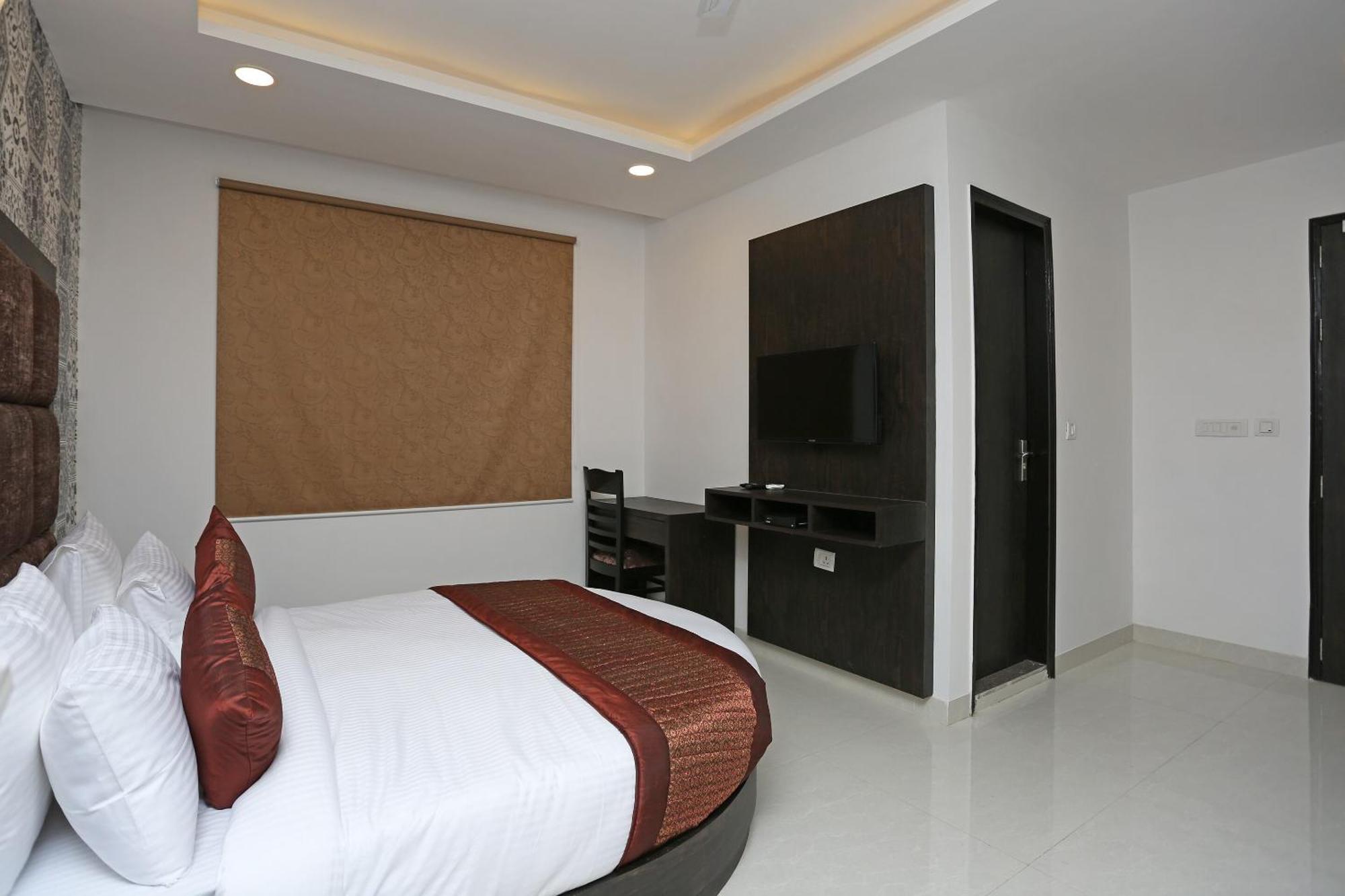 Hotel O M Suites Нью-Дели Экстерьер фото