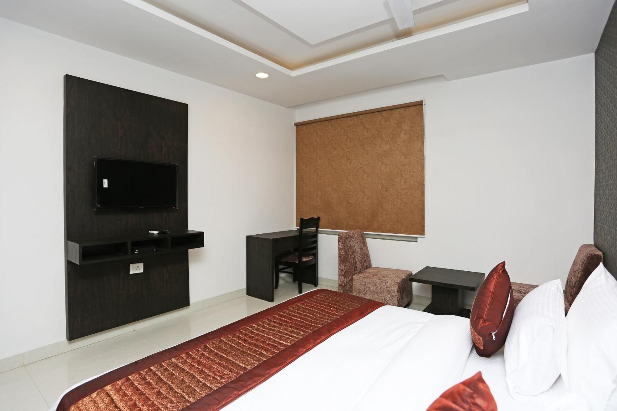 Hotel O M Suites Нью-Дели Экстерьер фото