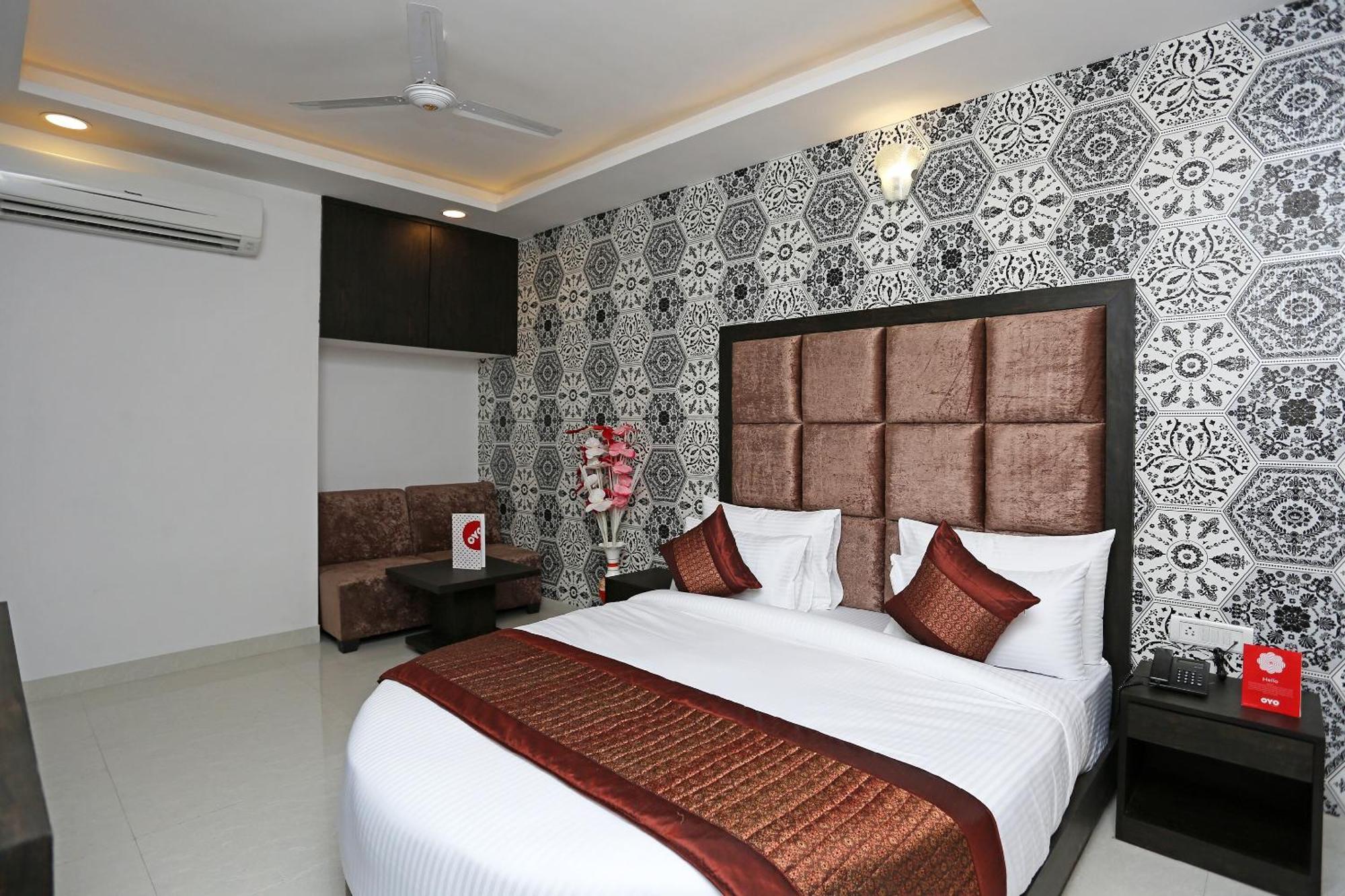 Hotel O M Suites Нью-Дели Экстерьер фото