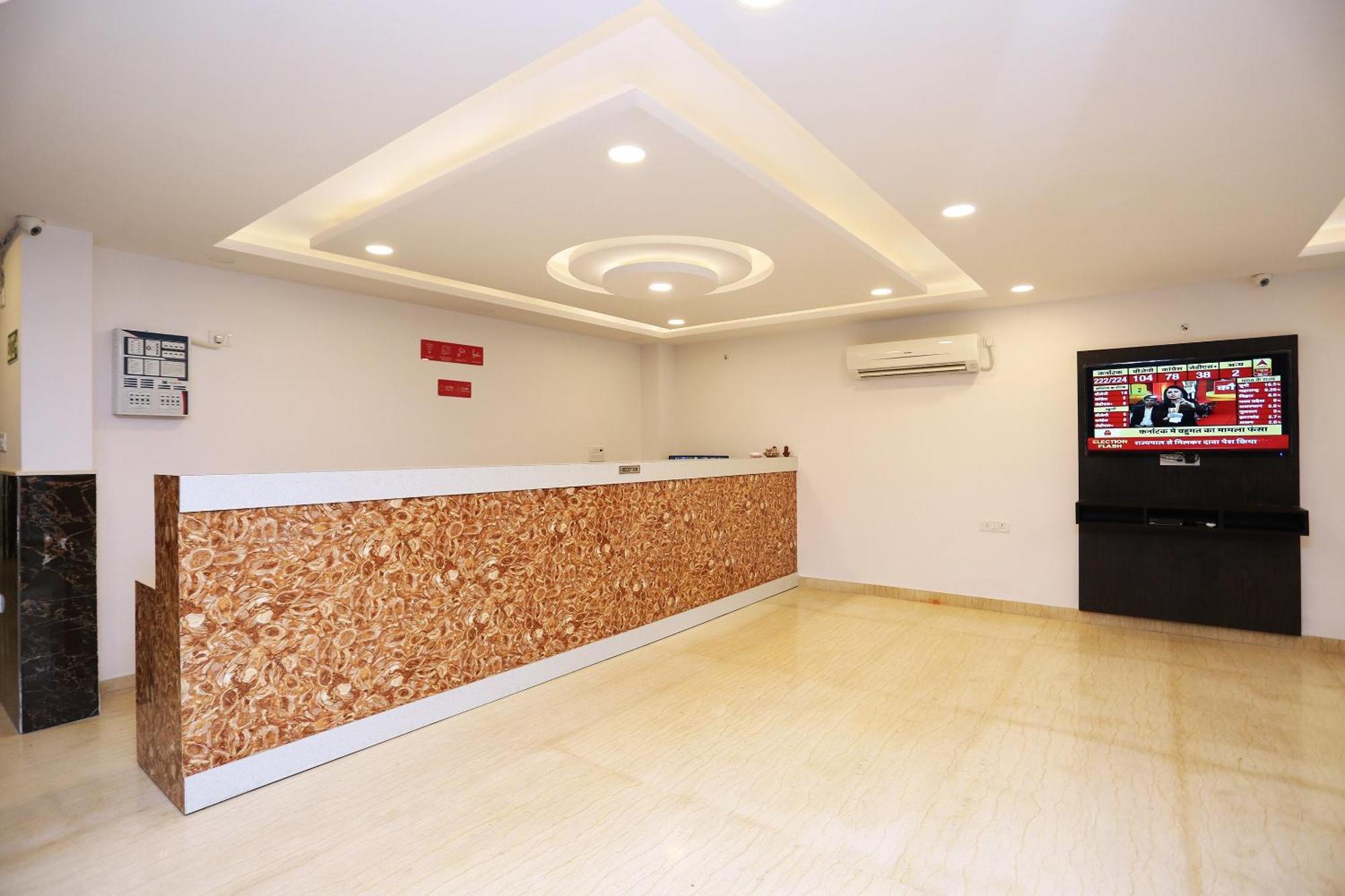 Hotel O M Suites Нью-Дели Экстерьер фото