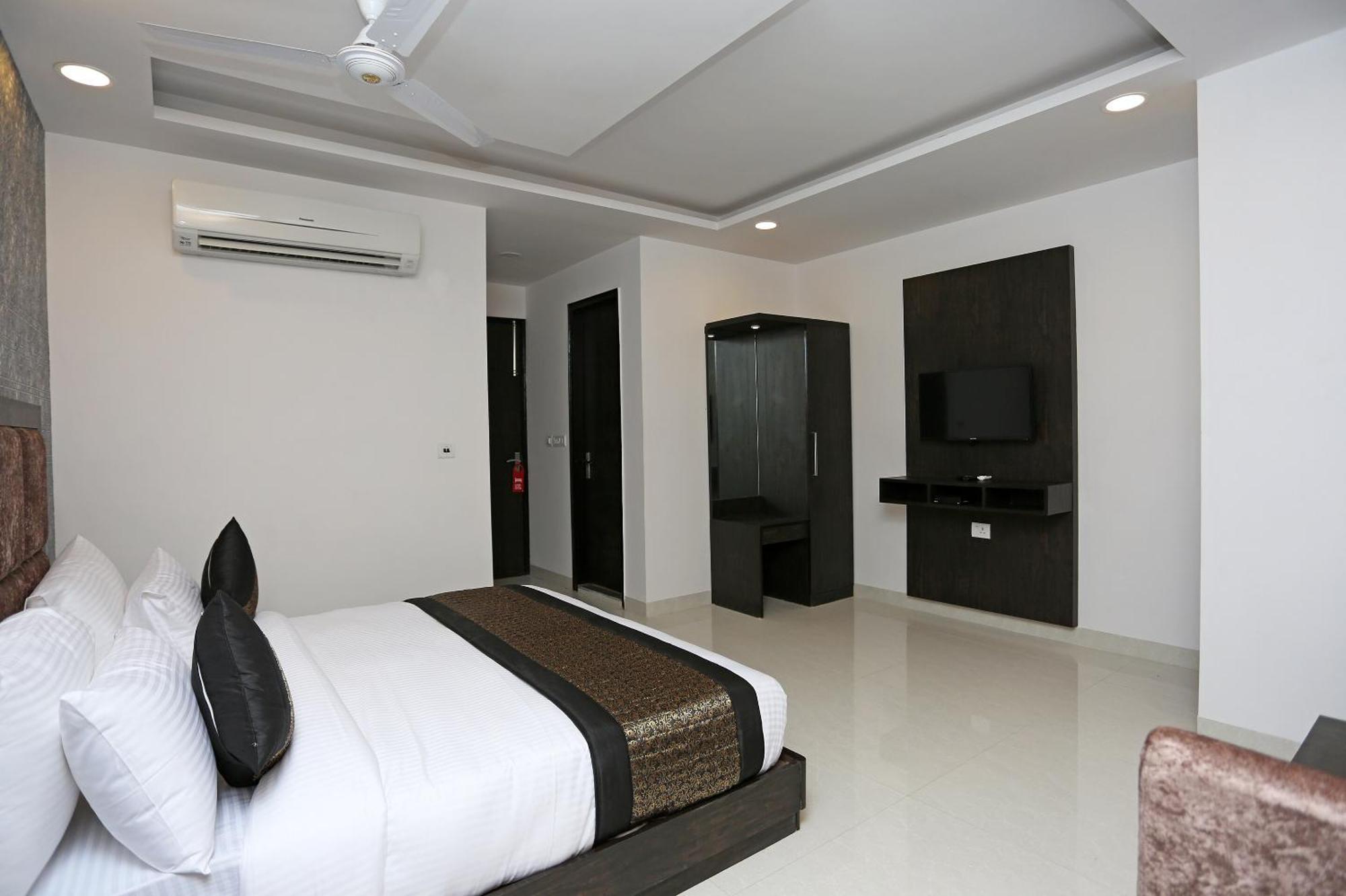 Hotel O M Suites Нью-Дели Экстерьер фото