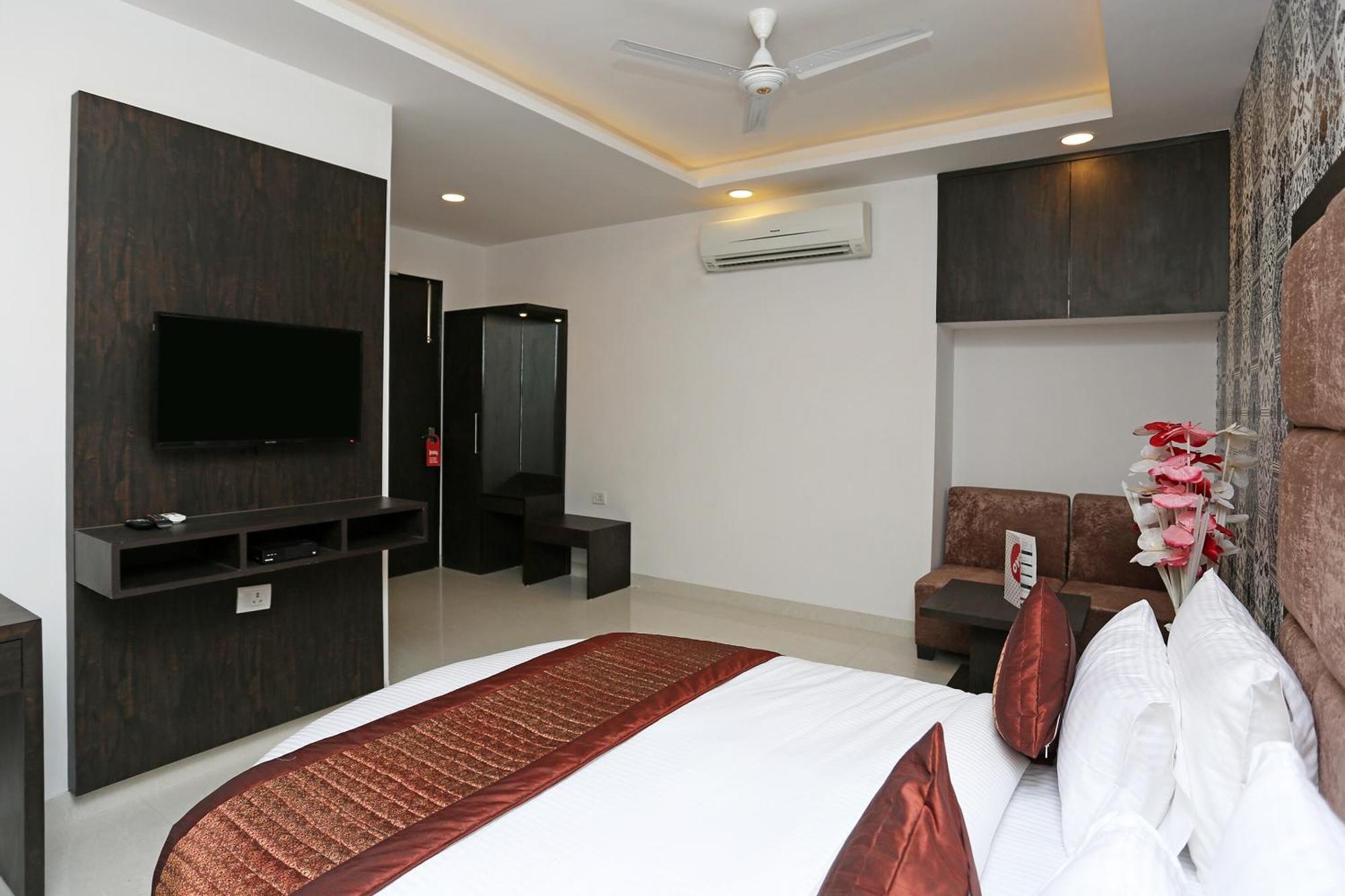 Hotel O M Suites Нью-Дели Экстерьер фото