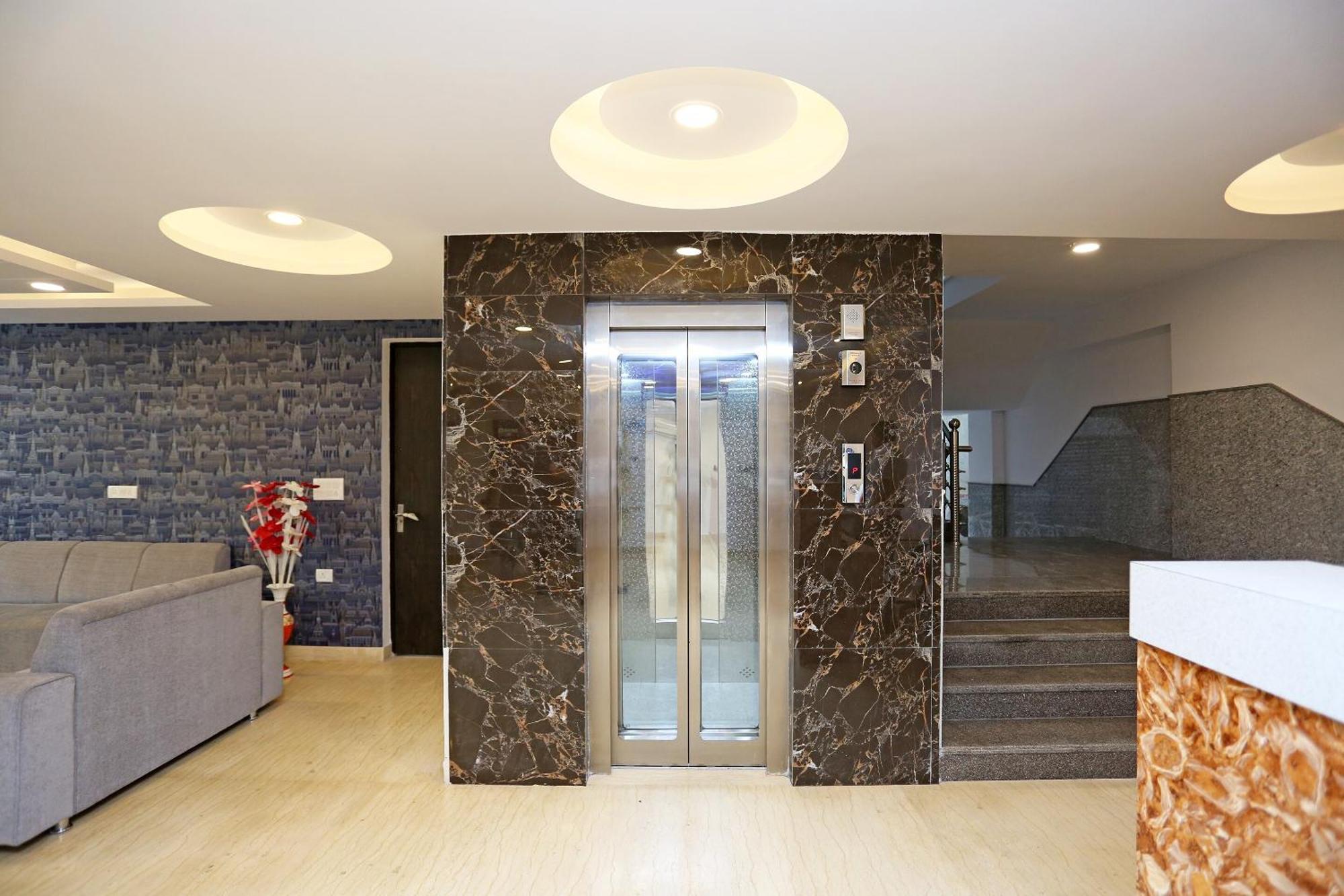 Hotel O M Suites Нью-Дели Экстерьер фото
